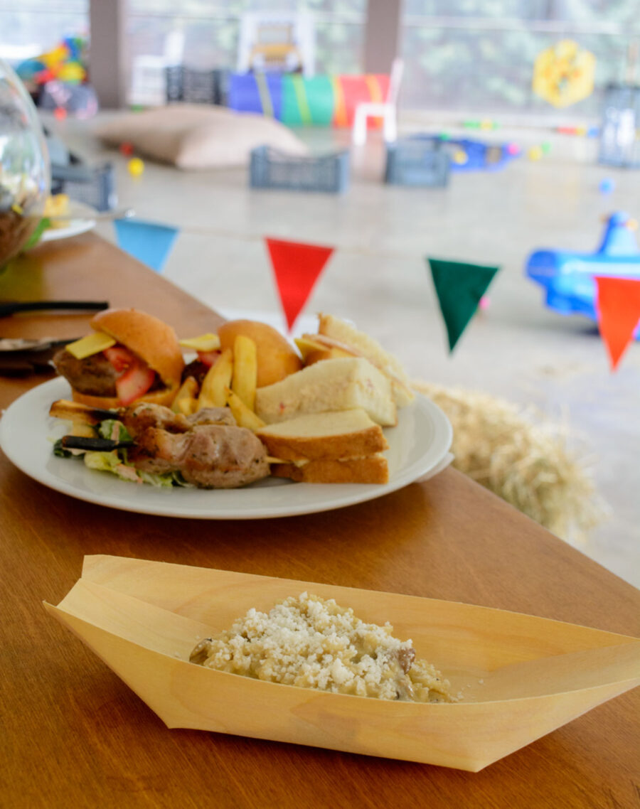 thematiko paidiko party safari lunch box gia ta paidia kai buffet gia tous goneis