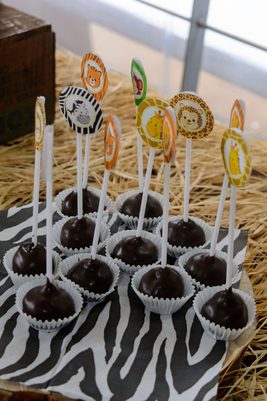 thematiko paidiko party safari cake pops